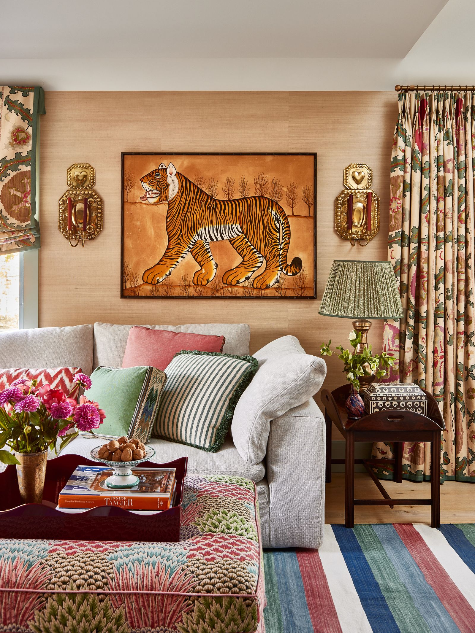 Natural grasscloth wallpaper in modern interior